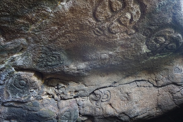 rapa nui cave petroglyphs